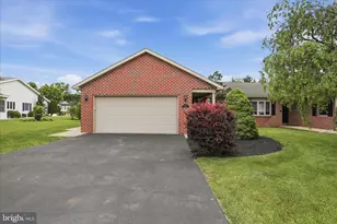 254 Phoenix Dr, Chambersburg, PA 17201 - Photo 2