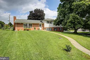 221 Harvest Ln, Chambersburg, PA 17202 - Photo 2