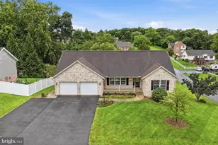 204 Jade Dr, Chambersburg, PA 17202 - Photo 2