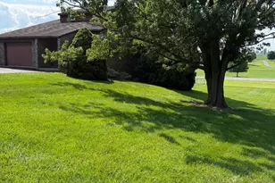 2122 Hillview Dr, Fayetteville, PA 17222 - Photo 2