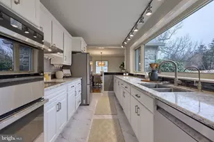 260 Blossom Hill Dr, Lancaster, PA 17601 - Photo 2