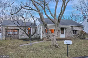329 Dahlia Rd, Lancaster, PA 17602 - Photo 2