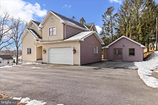 216 N Charlotte St, Manheim, PA 17545 - Photo 1