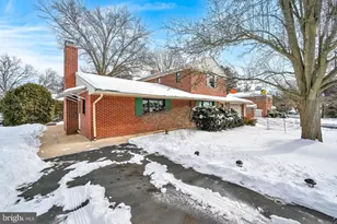 1827 Divot Ct, Lancaster, PA 17602 - Photo 2