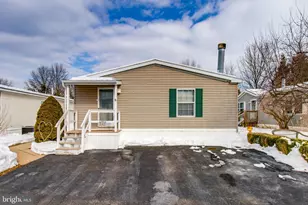 142 Tulip Cir, Ephrata, PA 17522 - Photo 2