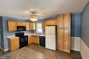 725 Laurel View Dr, Manheim, PA 17545 - Photo 2