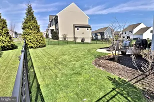 1071 Valley Crossing Dr, Lititz, PA 17543 - Photo 2