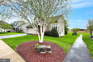 102 Bloomfield Dr, Ephrata, PA 17522 - Photo 2