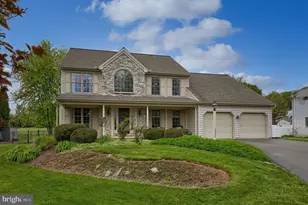 2462 Carriage Dr, Lancaster, PA 17601 - Photo 2