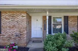 2129 Kentwood Dr, Lancaster, PA 17601 - Photo 2