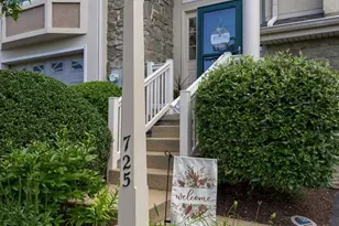 725 Skywalk Ln, Lancaster, PA 17601 - Photo 2