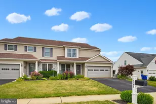 5105 Oak Leaf Dr, Mount Joy, PA 17552 - Photo 2