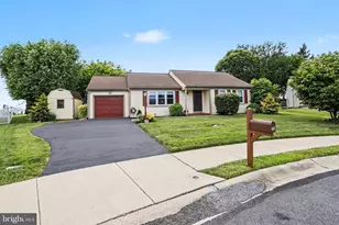 330 Dogwood Ln, New Holland, PA 17557 - Photo 2