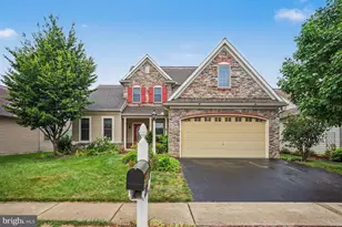 1317 Willow Creek Dr, Mount Joy, PA 17552 - Photo 2