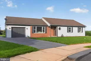 209 Birch Cir, New Holland, PA 17557 - Photo 2