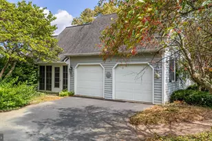 368 Hollytree Ct, Lancaster, PA 17601 - Photo 2