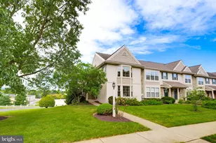 636 Royal View Dr, Lancaster, PA 17601 - Photo 2