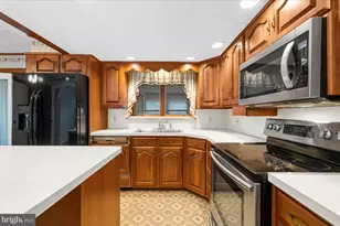 5824 Holiday Dr, Allentown, PA 18104 - Photo 8