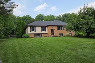 3733 Viewpoint Ct, Slatington, PA 18080 - Photo 2