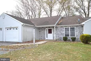 597 Blueberry Ln, Lebanon, PA 17046 - Photo 2