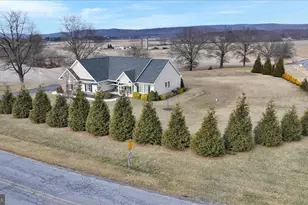 413 Sunrise Dr, Fredericksburg, PA 17026 - Photo 4