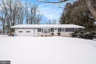 2141 Cloverfield Dr, Lebanon, PA 17046 - Photo 1