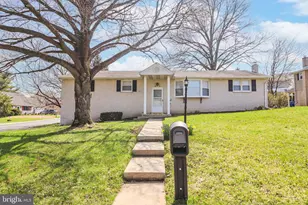 426 Edgewood Dr, Lebanon, PA 17042 - Photo 1