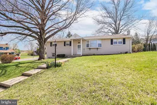 426 Edgewood Dr, Lebanon, PA 17042 - Photo 2