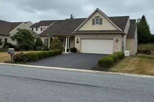 850 Water Edge Ct, Lebanon, PA 17046 - Photo 2