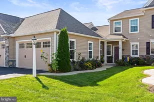 106 S Village Cir, Palmyra, PA 17078 - Photo 2