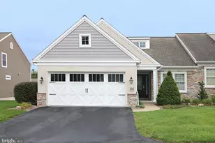 1040 English Dr, Lebanon, PA 17042 - Photo 1
