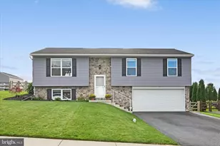 103 Sweetwater Ln, Newmanstown, PA 17073 - Photo 2