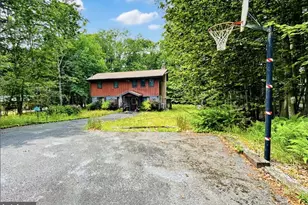65 Livingston Ln, Gouldsboro, PA 18424 - Photo 2