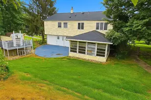 520 Deerfield Dr, Norristown, PA 19403 - Photo 2