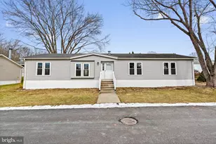 921 Lakeview Dr, Green Lane, PA 18054 - Photo 1