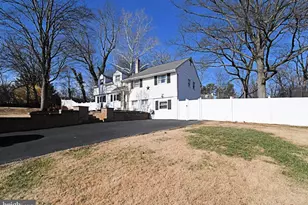 2360 N Parkview Dr, Norristown, PA 19403 - Photo 4