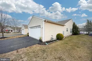 102 W Harmony Dr, Pottstown, PA 19464 - Photo 2
