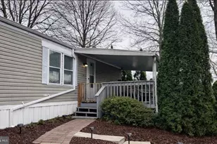 910 Lakeview Dr, Green Lane, PA 18054 - Photo 2