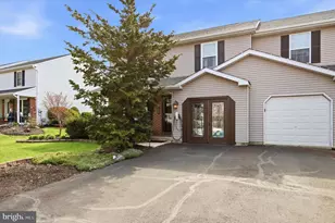 103 Abbey Ln, Telford, PA 18969 - Photo 2