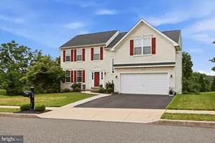 321 Summer Grove Ln, Pottstown, PA 19464 - Photo 2