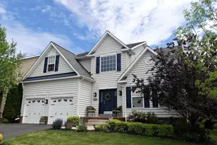 2137 Larkspur Ct, Pennsburg, PA 18073 - Photo 2
