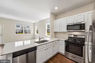 884 Still Waters Ln, Pennsburg, PA 18073 - Photo 4
