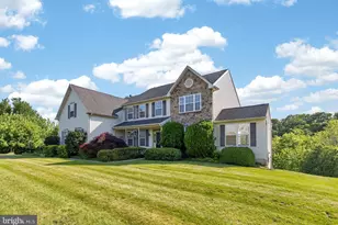 976 Stuart Dr, Pottstown, PA 19464 - Photo 2