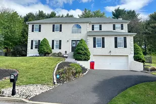 2406 Donna Ln, Pottstown, PA 19464 - Photo 2