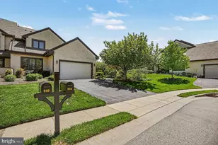 944 Hedgerow Ct, Blue Bell, PA 19422 - Photo 4