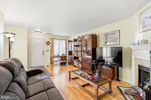 302 Colettes Ct, Montgomeryville, PA 19454 - Photo 2