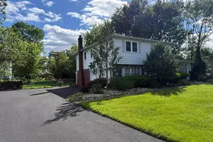 806 Warfield Ln, Huntingdon Valley, PA 19006 - Photo 2