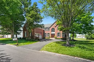 221 Hazeltine Cir, Blue Bell, PA 19422 - Photo 2