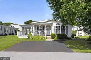 24 Longwood Ct E, Harleysville, PA 19438 - Photo 2