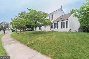 912 Hickory Grove Dr, Royersford, PA 19468 - Photo 2